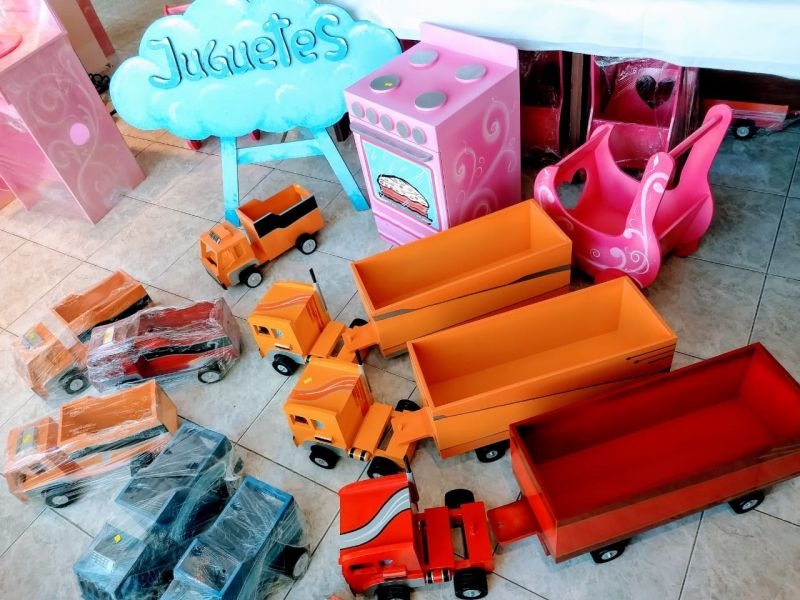 Exposición y venta de juguetes artesanales en el Penal de villa las Rosas